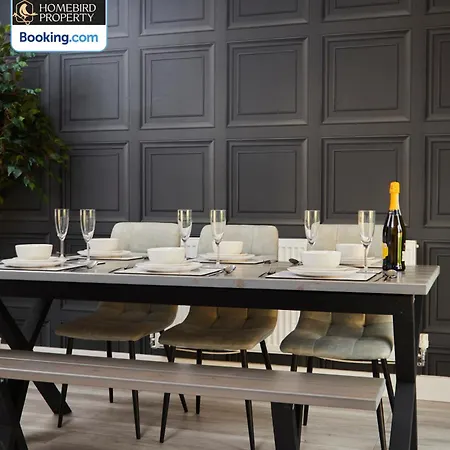 Luxurious 4bedroom House By Homebird Management Short Lets & Serviced With Private Parking, Garden & Patio Area *