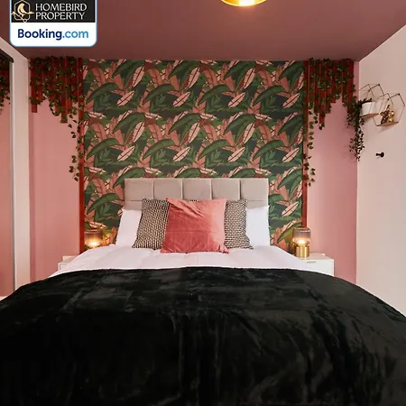 Luxurious 4bedroom House By Homebird Management Short Lets & Serviced With Private Parking, Garden & Patio Area Prázdninový dům