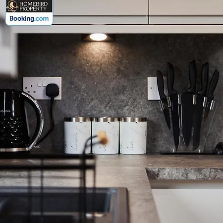 Prázdninový dům Luxurious 4bedroom House By Homebird Management Short Lets & Serviced With Private Parking, Garden & Patio Area *