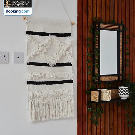 Luxurious 4bedroom House By Homebird Management Short Lets & Serviced With Private Parking, Garden & Patio Area * Leeds (West Yorkshire)