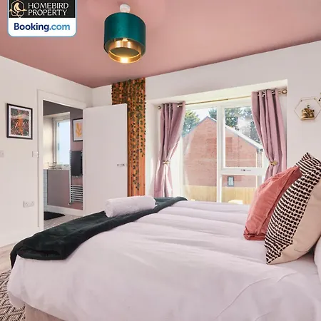 Luxurious 4bedroom House By Homebird Management Short Lets & Serviced With Private Parking, Garden & Patio Area