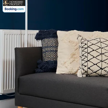 Prázdninový dům Luxurious 4bedroom House By Homebird Management Short Lets & Serviced With Private Parking, Garden & Patio Area