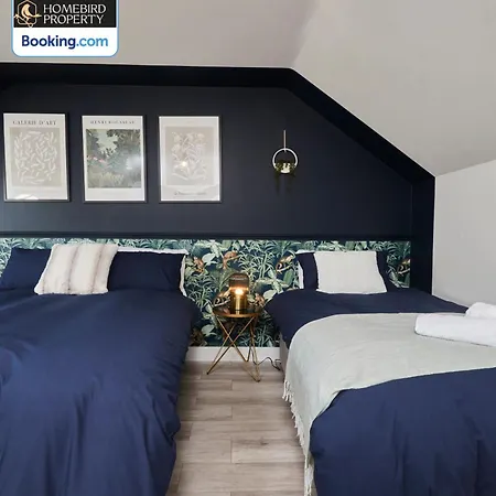 Prázdninový dům Luxurious 4bedroom House By Homebird Management Short Lets & Serviced With Private Parking, Garden & Patio Area Leeds (West Yorkshire)