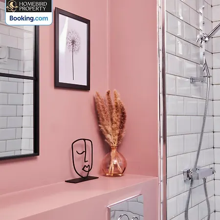 Luxurious 4bedroom House By Homebird Management Short Lets & Serviced With Private Parking, Garden & Patio Area Prázdninový dům *