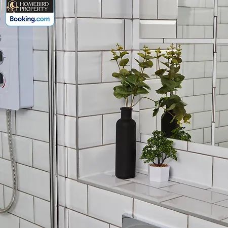 Luxurious 4bedroom House By Homebird Management Short Lets & Serviced With Private Parking, Garden & Patio Area Prázdninový dům