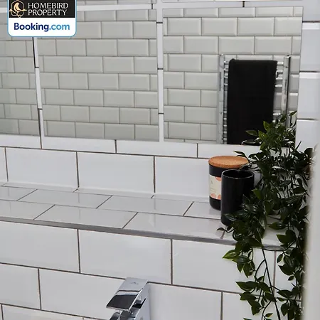 Luxurious 4bedroom House By Homebird Management Short Lets & Serviced With Private Parking, Garden & Patio Area * Leeds (West Yorkshire)